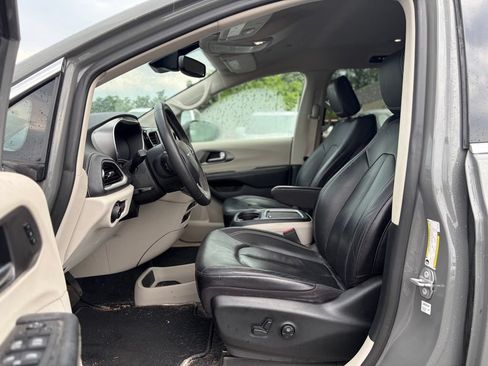 Used 2022 Chrysler Pacifica Touring-L FWD image 26