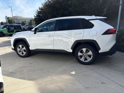 Used 2020 Toyota RAV4 XLE Premium w/ All Weather Liner Package AWD/4WD image 9