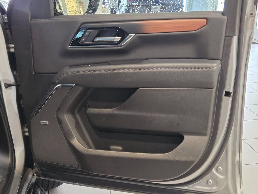 Used 2025 GMC Yukon Denali AWD/4WD image 5