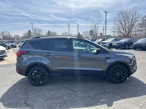 Used 2019 Ford Escape SE image 3