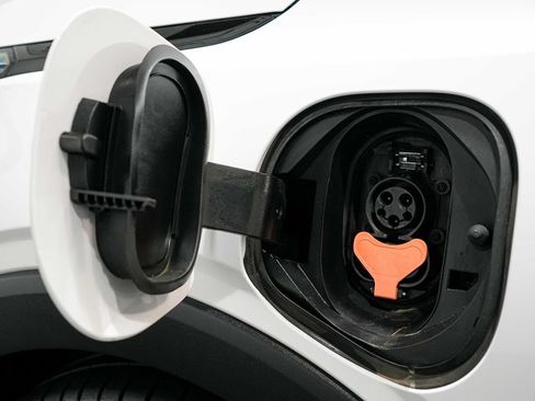 Used 2022 Chevrolet Bolt EUV LT w/ Convenience Package FWD image 12