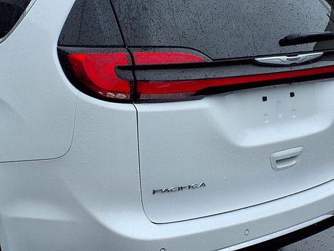 Used 2024 Chrysler Pacifica Touring-L image 26