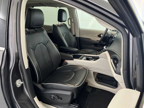 Used 2023 Chrysler Pacifica Limited FWD image 24