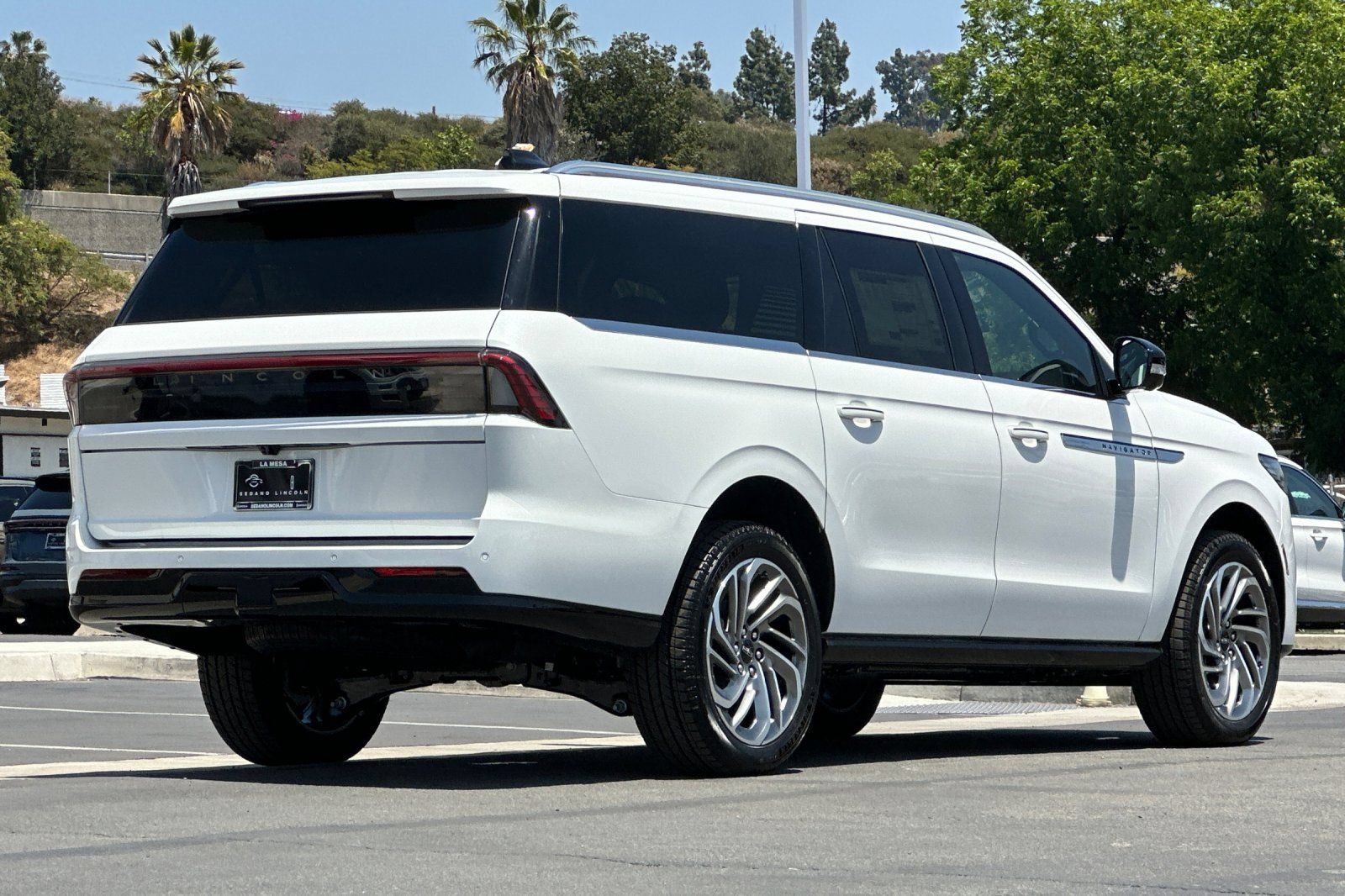 New 2026 Lincoln Navigator L Reserve AWD/4WD image 3