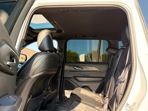 Used 2023 Jeep Grand Cherokee Altitude RWD image 8