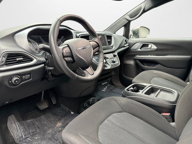 Used 2020 Chrysler Pacifica Touring w/ S Appearance Package FWD image 10