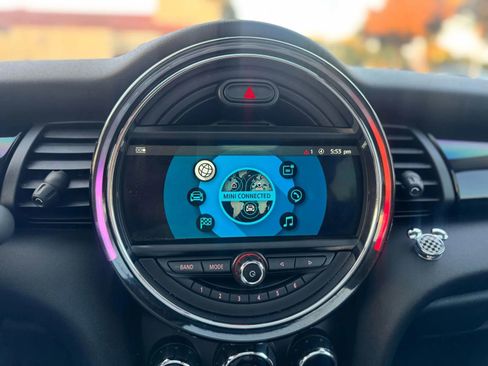 Used 2019 MINI Cooper 4-Door Hardtop w/ Signature Upholstery Package image 19