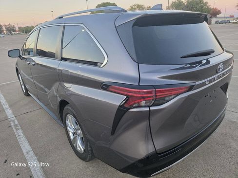 Used 2021 Toyota Sienna Limited image 5