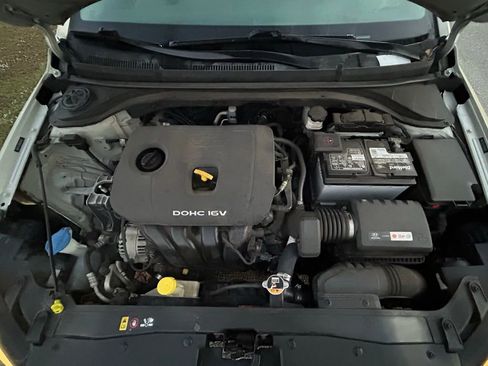 Used 2017 Hyundai Elantra SE image 11