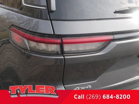 Certified 2022 Jeep Grand Cherokee Limited w/ Luxury Tech Group II AWD/4WD image 12