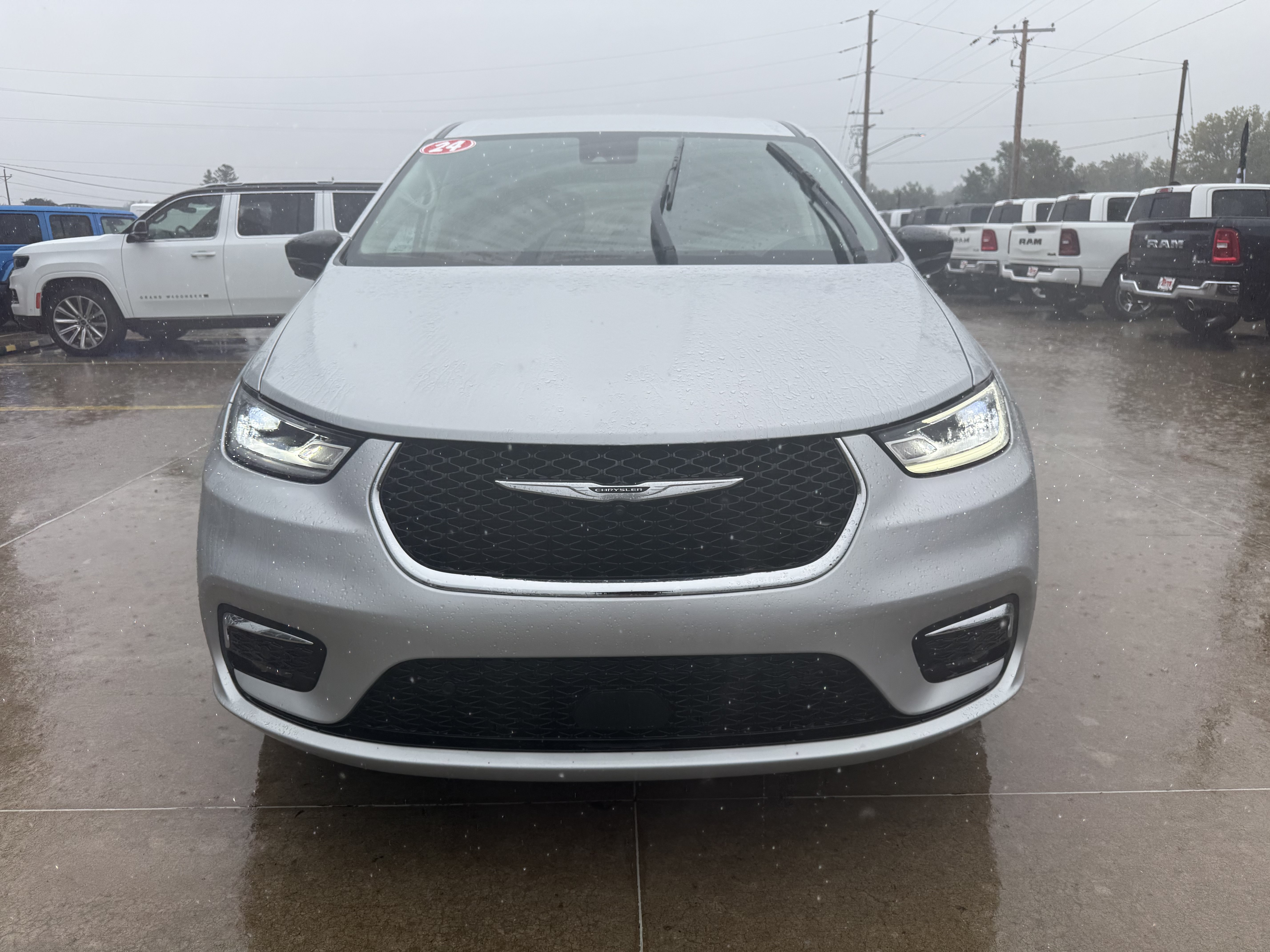 Used 2024 Chrysler Pacifica Touring-L w/ Uconnect Theater Family Group AWD/4WD image 33