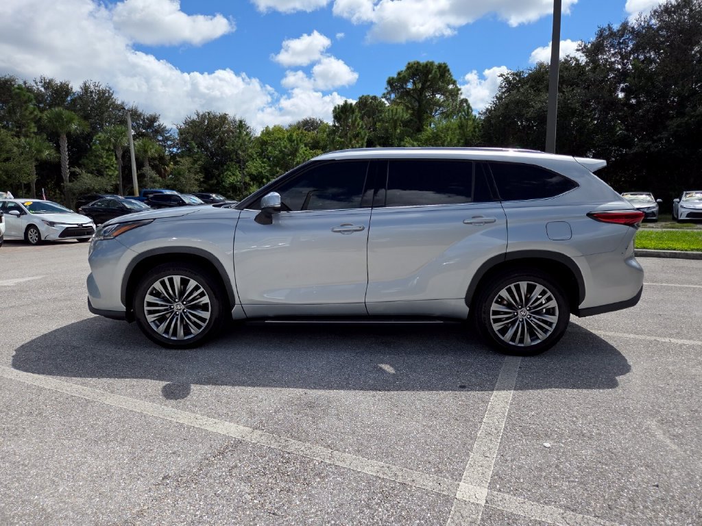 Certified 2022 Toyota Highlander Platinum FWD image 8