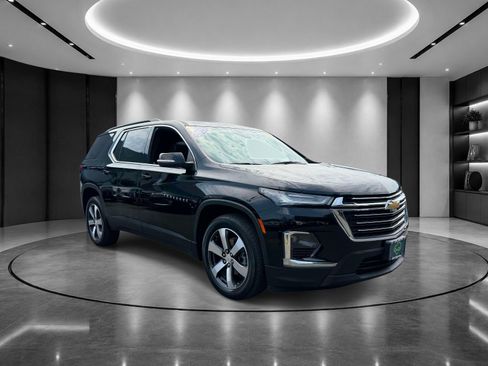 Used 2023 Chevrolet Traverse LT w/ LT Premium Package AWD/4WD image 2