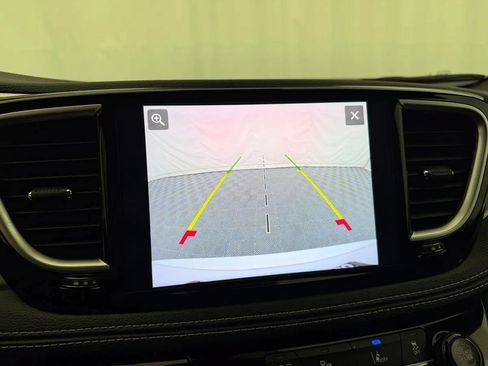 Used 2021 Chrysler Pacifica Limited w/ Uconnect Theater Family Group FWD image 25