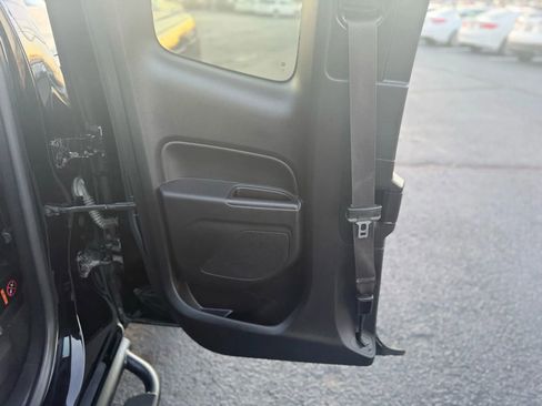 Used 2015 Chevrolet Colorado Z71 image 30