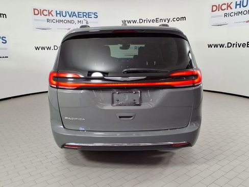 Used 2022 Chrysler Pacifica Touring-L FWD image 5