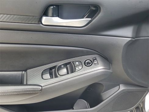 Used 2024 Nissan Altima 2.5 SV image 18