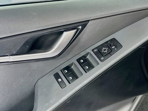 Certified 2025 Kia Niro LX FWD image 11