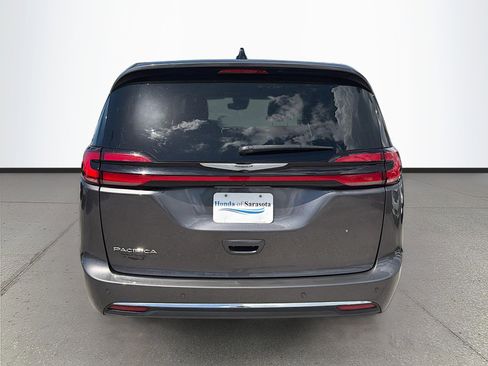 Used 2023 Chrysler Pacifica Touring-L image 5