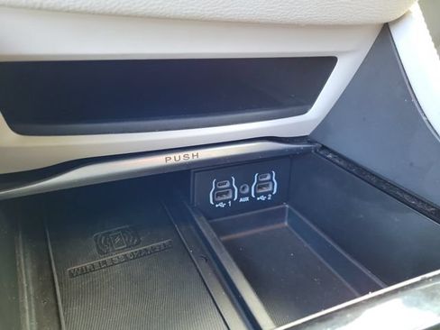 Used 2023 Chrysler Pacifica Limited FWD image 33