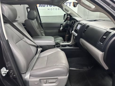 Used 2014 Toyota Sequoia Platinum w/ Preferred Accessory Package AWD/4WD image 19