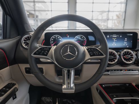 Used 2025 Mercedes-Benz GLB 250 4MATIC image 9