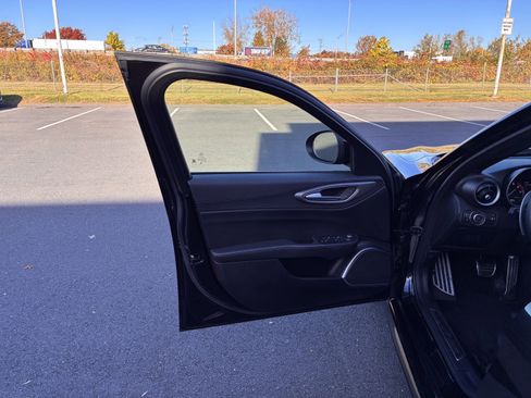 Certified 2022 Alfa Romeo Giulia Veloce image 14