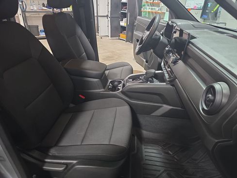 Used 2023 Chevrolet Colorado Trail Boss w/ Technology Package image 10