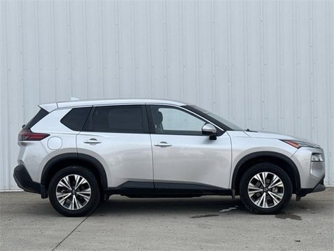 Used 2022 Nissan Rogue SV image 3