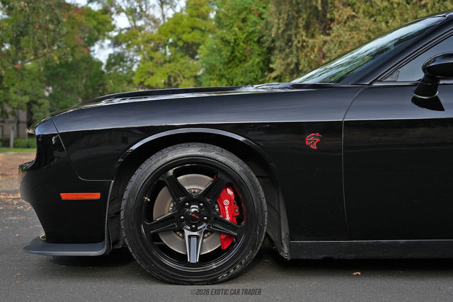 Used 2016 Dodge Challenger SRT Hellcat RWD image 4