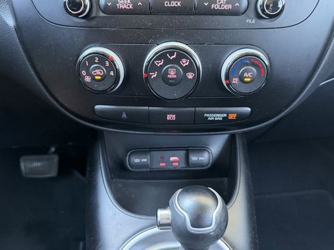 Used 2016 Kia Soul + image 19