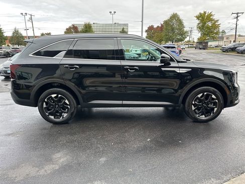 Used 2025 Kia Sorento S image 5