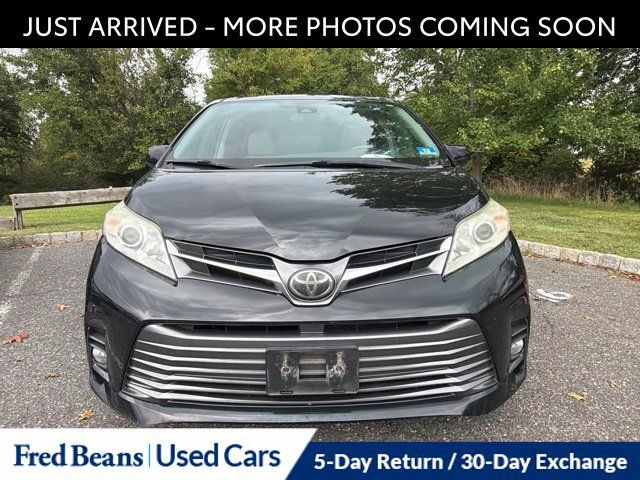 Used 2018 Toyota Sienna XLE w/ XLE Navigation Package AWD/4WD image 2