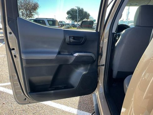 Used 2017 Toyota Tacoma SR5 image 33