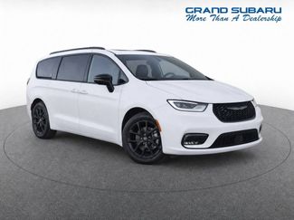 Used 2025 Chrysler Pacifica Limited FWD video 1