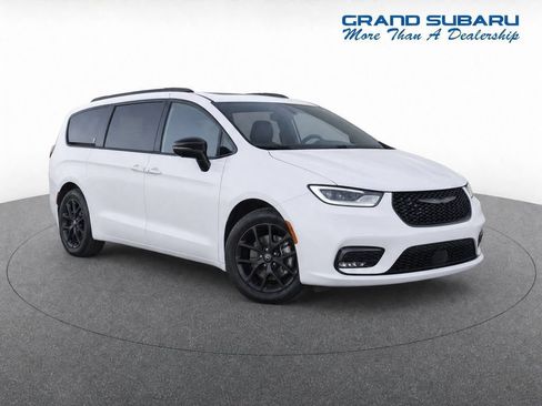 Used 2025 Chrysler Pacifica Limited FWD image 1