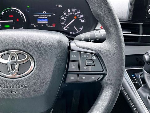 Used 2025 Toyota Sienna LE FWD image 25