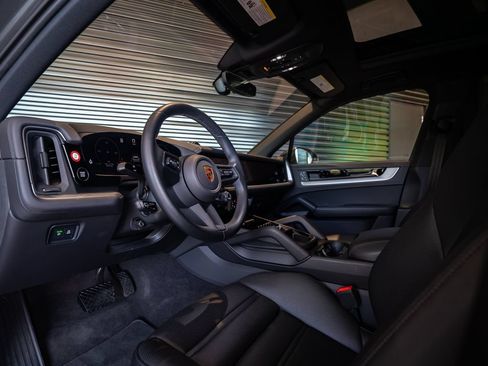 Certified 2024 Porsche Cayenne AWD/4WD image 4