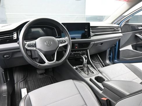 Used 2025 Volkswagen Jetta SE FWD image 15