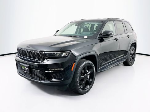 Used 2023 Jeep Grand Cherokee Limited w/ Luxury Tech Group II image 3