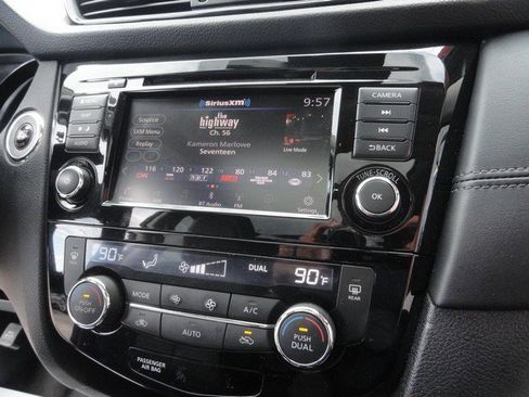 Used 2018 Nissan Rogue SL w/ Premium Package image 22