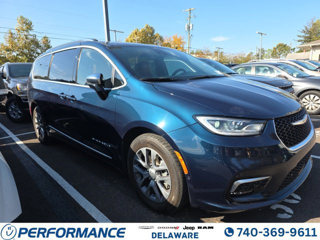Used 2025 Chrysler Pacifica Pinnacle FWD image 1
