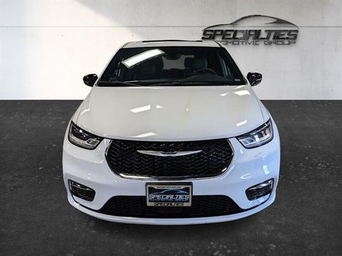 Used 2026 Chrysler Pacifica Limited FWD image 6