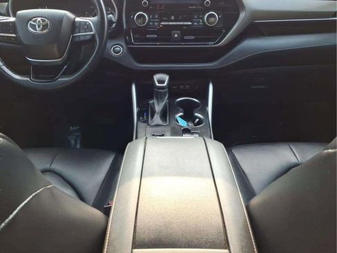 Used 2021 Toyota Highlander XLE FWD image 11