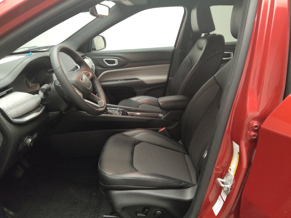 Used 2025 Jeep Compass Latitude w/ Sun & Sound Group AWD/4WD image 17