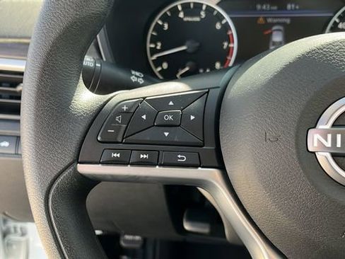 Used 2025 Nissan Altima 2.5 SV image 9