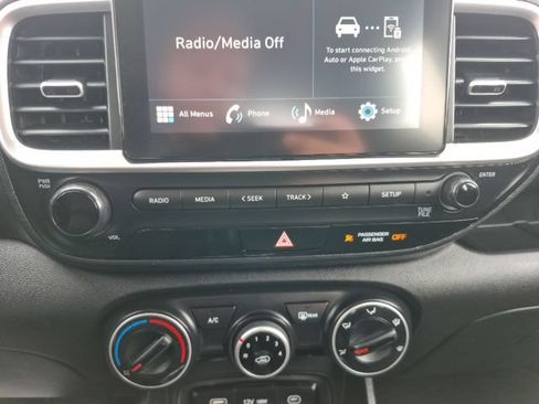 Used 2025 Hyundai Venue SE FWD image 25