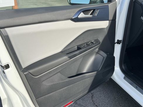 Certified 2022 Volkswagen Taos SE image 6