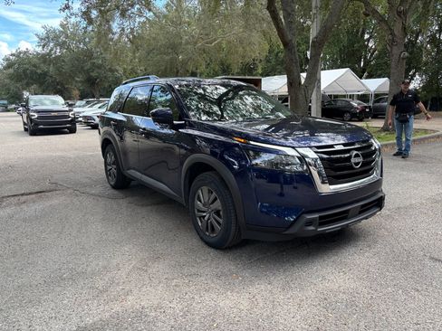 Used 2025 Nissan Pathfinder SV FWD image 12