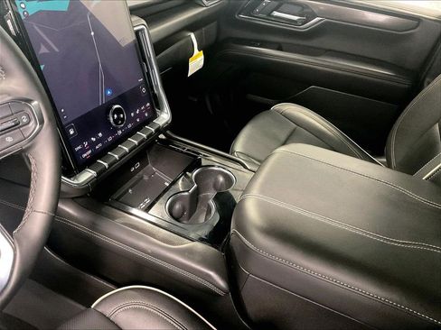Used 2025 GMC Yukon XL Elevation w/ Elevation Premium Package AWD/4WD image 21